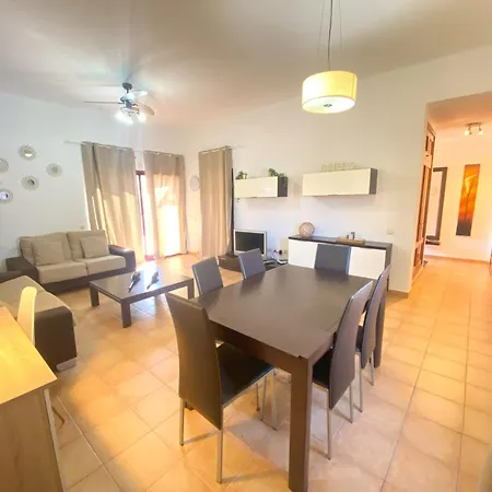 Marlau Con Piscina Privada Feriehus