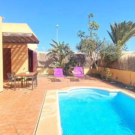 Marlau Con Piscina Privada Feriehus