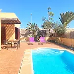 Marlau Con Piscina Privada Feriehus